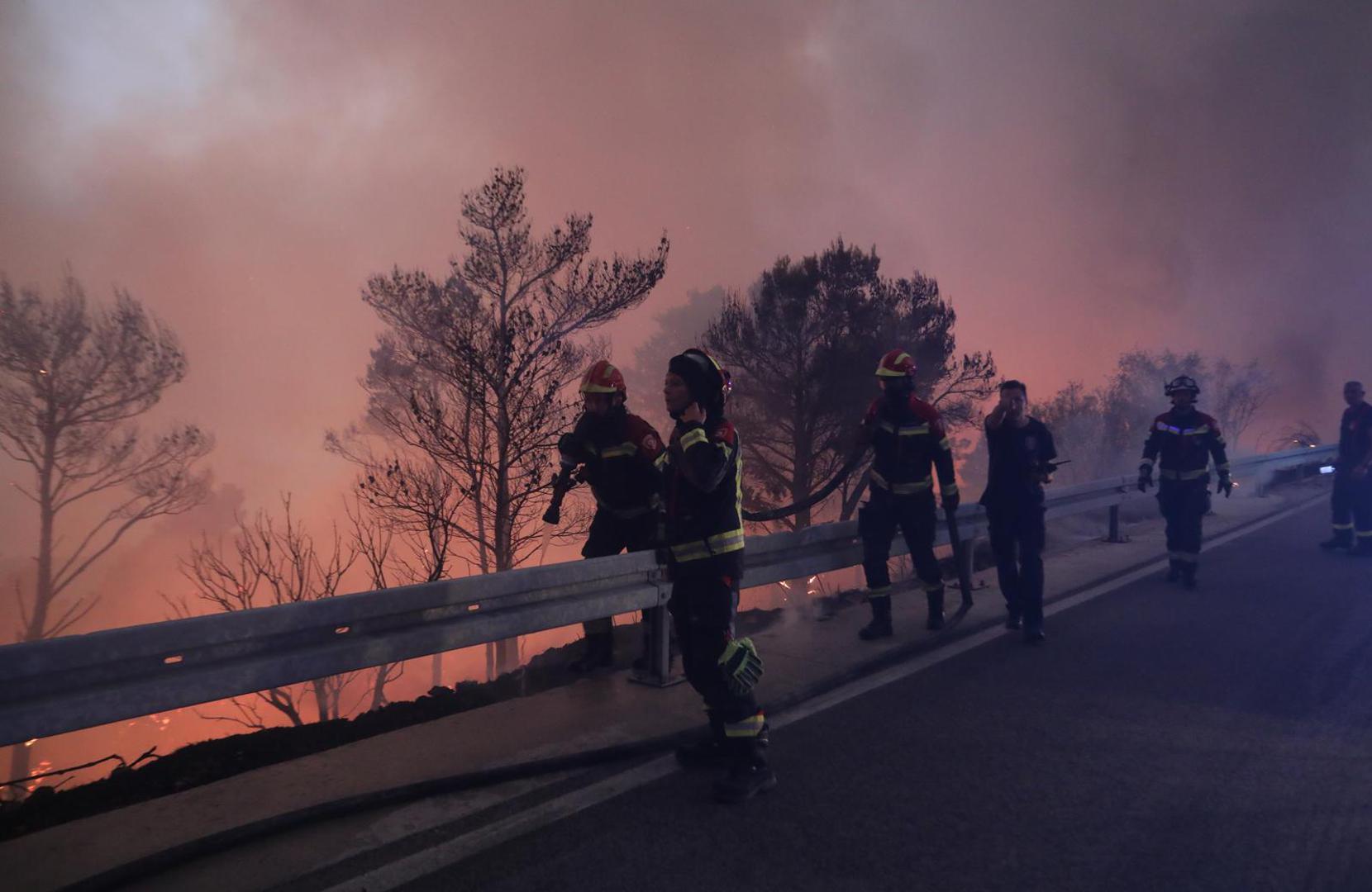 Plamen je dokle god seže pogled. Vatra se približila i cesti