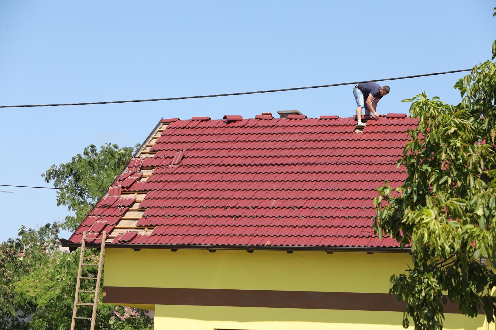 20.07.2023., Vinkovci - Gradiste, Andrijasevci i Cerna slavonska sela koja su jako strradala od posljednjeg olujnog nevremena. Stanovnici pokusavaju sanirati stetu. Photo: Dubravka Petric/PIXSELL