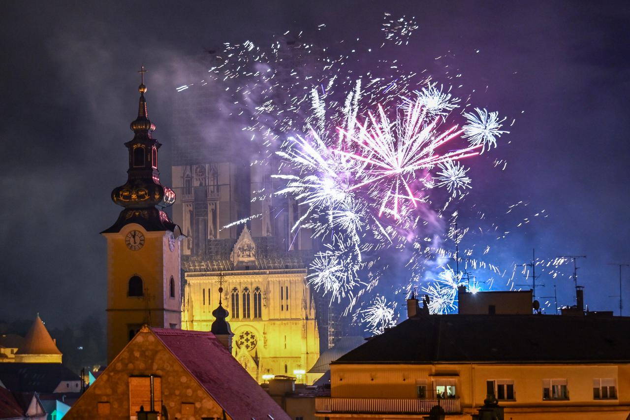 Novogodišnji vatromet na nebu iznad Zagreba