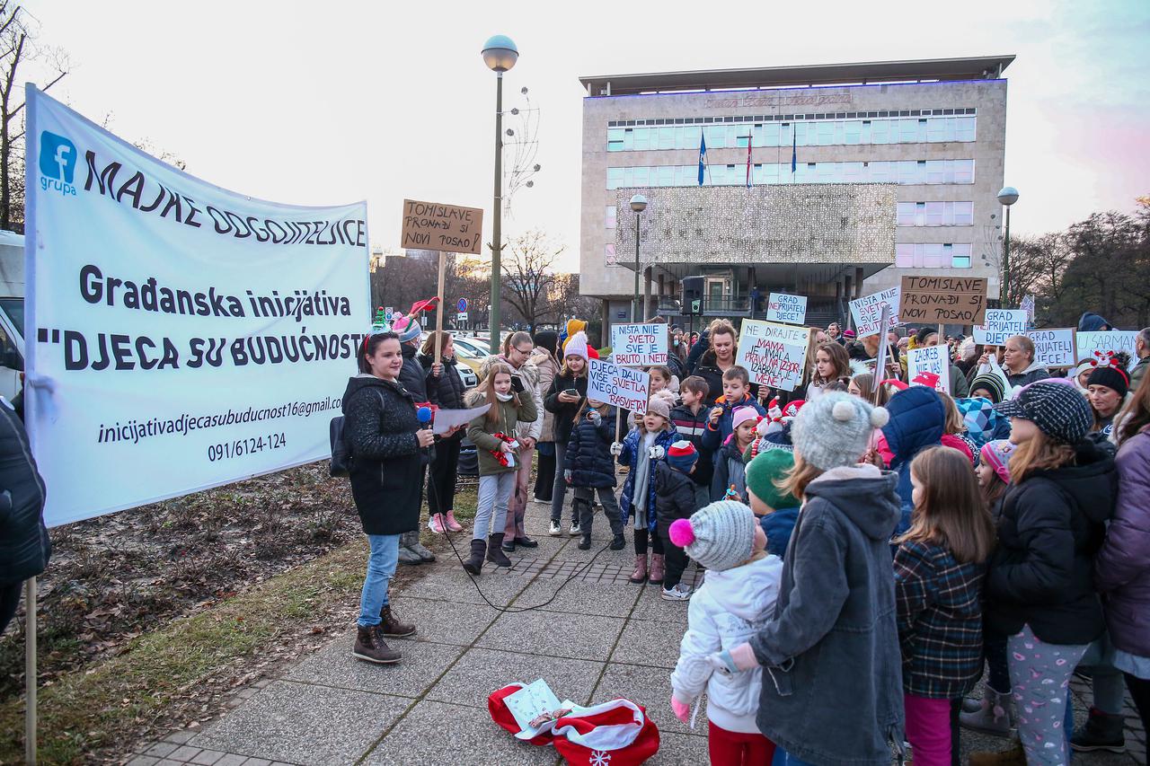 Zagreb: Prosvjed roditelja odgojitelja ispred Gradskog poglavarstva