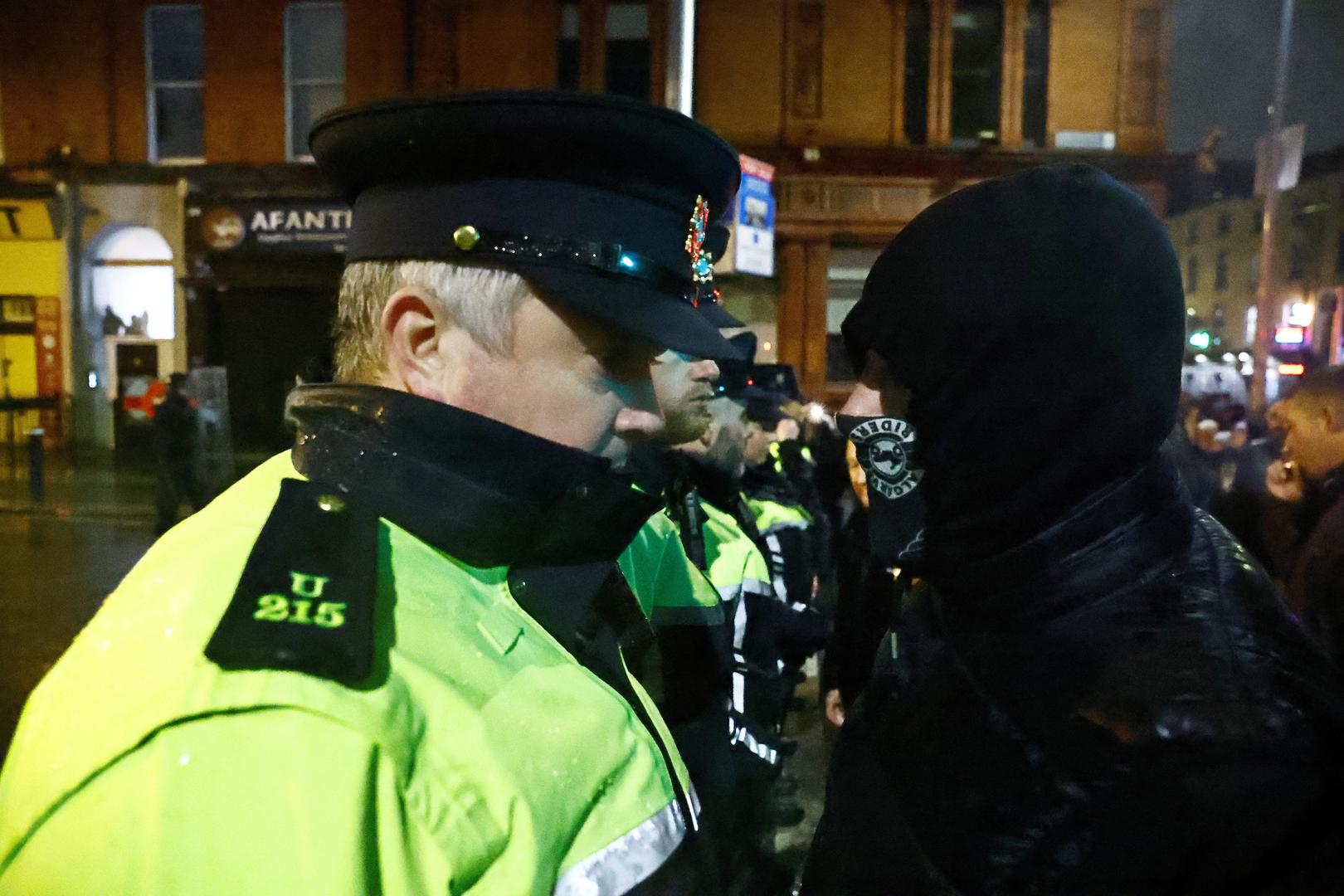 A person faces a police officer near the scene of a suspected stabbing that left few children injured in Dublin, Ireland, November 23, 2023. REUTERS/Clodagh Kilcoyne Photo: Clodagh Kilcoyne/REUTERS