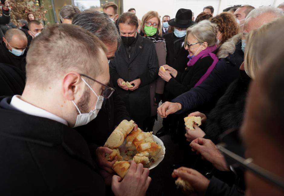 Zagreb: Tomašević izvukao novčić iz pogače na obilježavanju Božića po julijanskom kalendaru