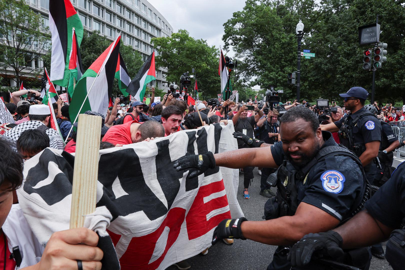 U.S. Capitol Police officer reacts from the pepper spray that was deployed as they clash with pro-Palestinian demonstrators, on the day Israeli Prime Minister Benjamin Netanyahu addresses a joint meeting of Congress, on Capitol Hill, in Washington, U.S., July 24, 2024. REUTERS/Umit Bektas Photo: UMIT BEKTAS/REUTERS