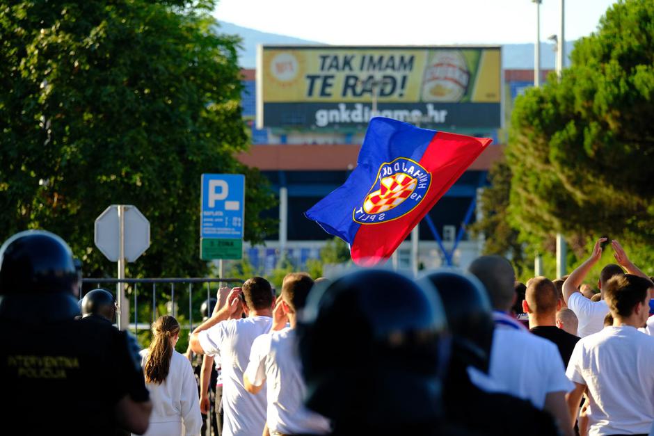 Dolazak navijača Torcide pred stadion Maksimir