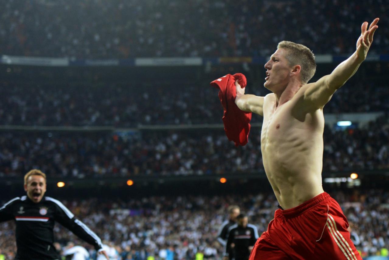 'Bayern Munich\'s midfielder Bastian Schweinsteiger celebrates after scoring the winning penalty during the penalty shoot out at the end of the UEFA Champions League second leg semi-final football mat