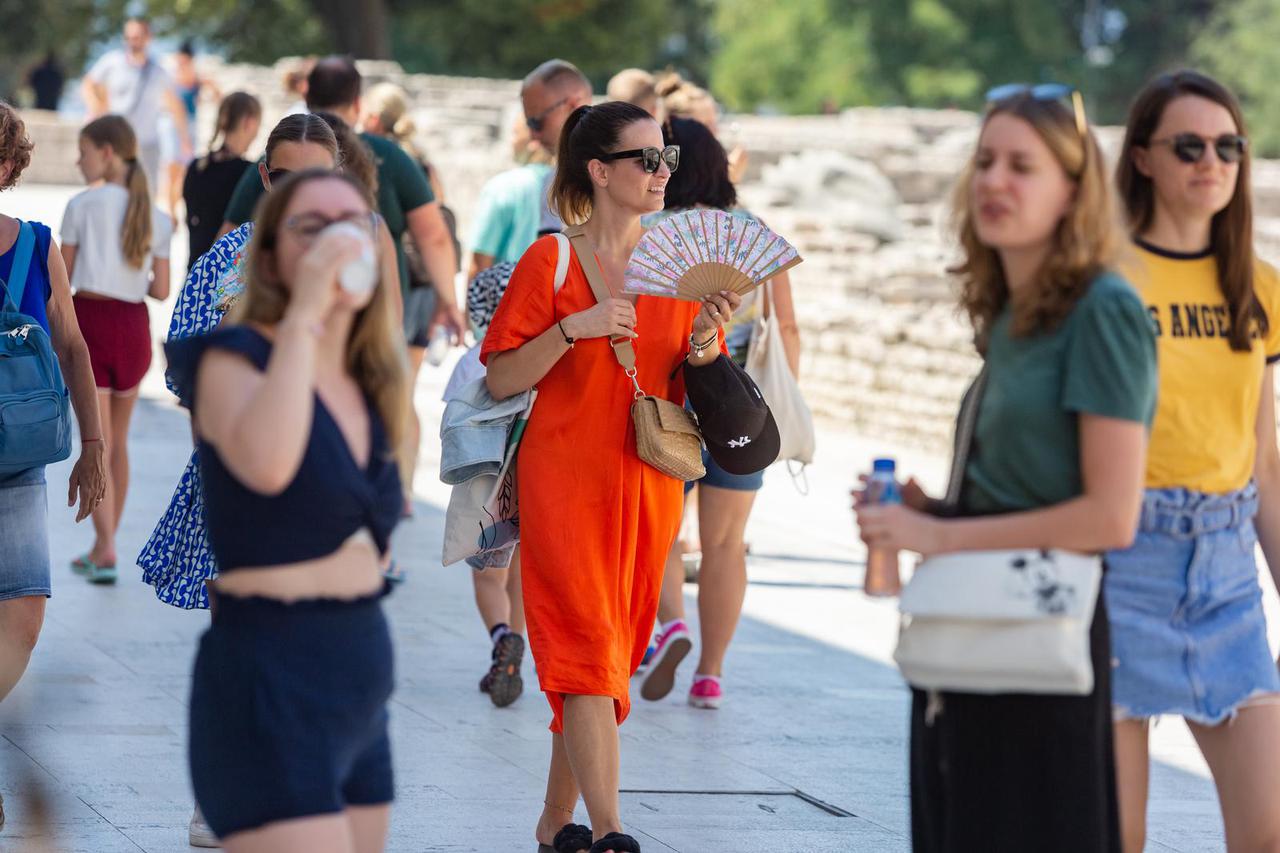 Vrhunac toplinskog vala stigao je i u Zadar, građani i turisti ipak su izašli na gradske ulice