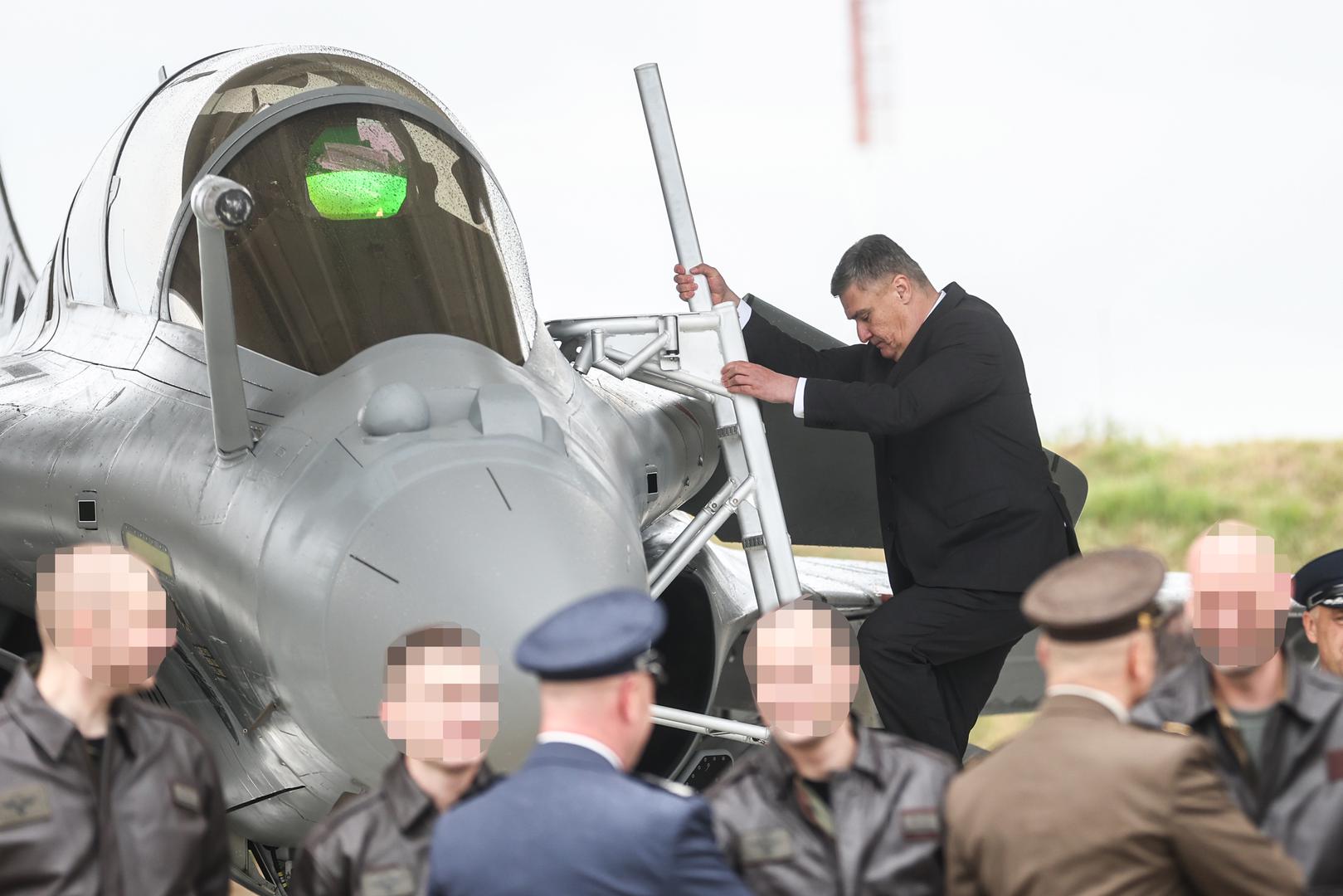 Predsjednik Milanović iskoristio je priliku pa se popeo ljestvama kako bi vidio unutrašnjost jednog od aviona