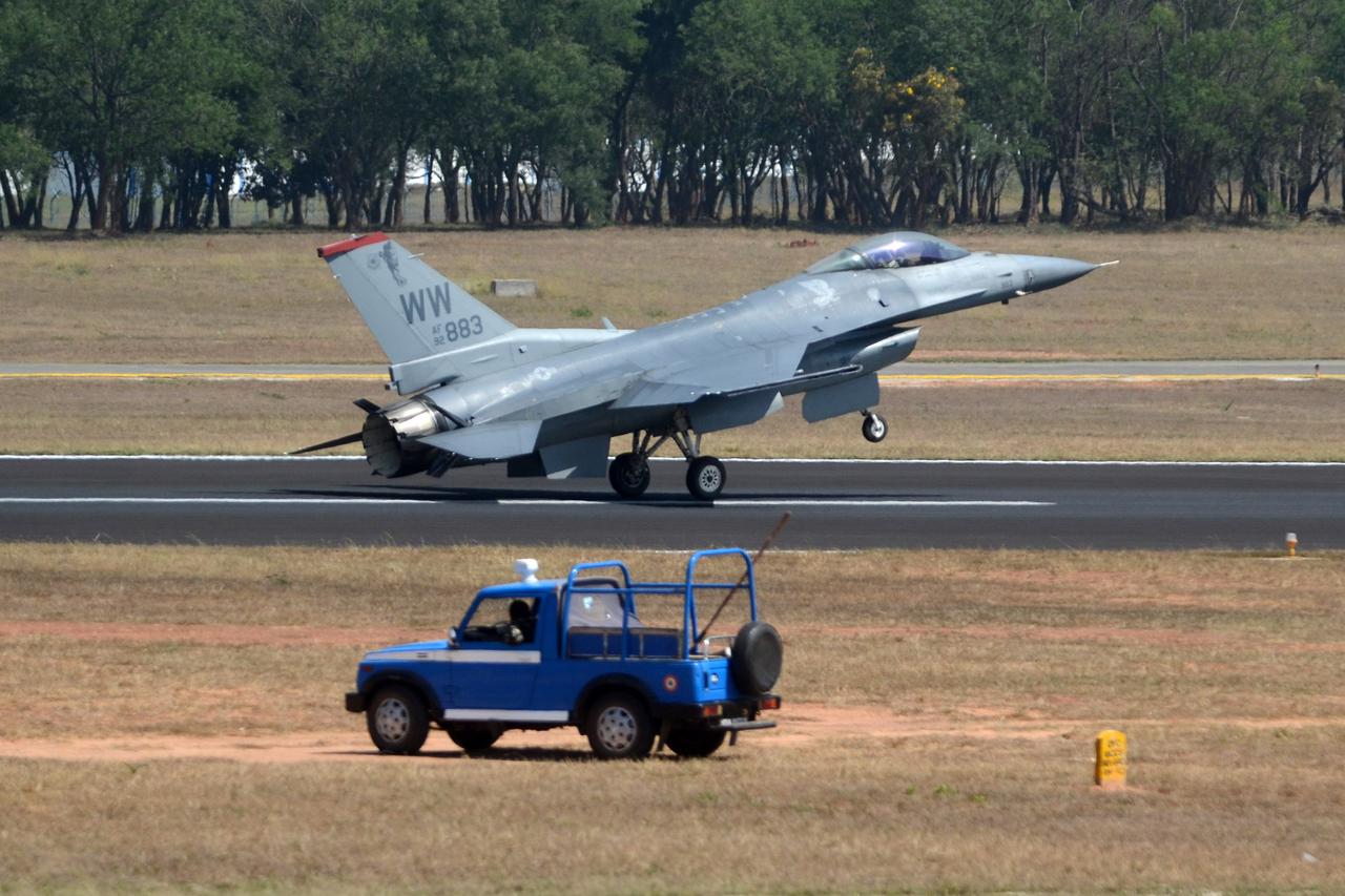 Akrobacije u zraku povodom Aero India Showa u Bangloreu