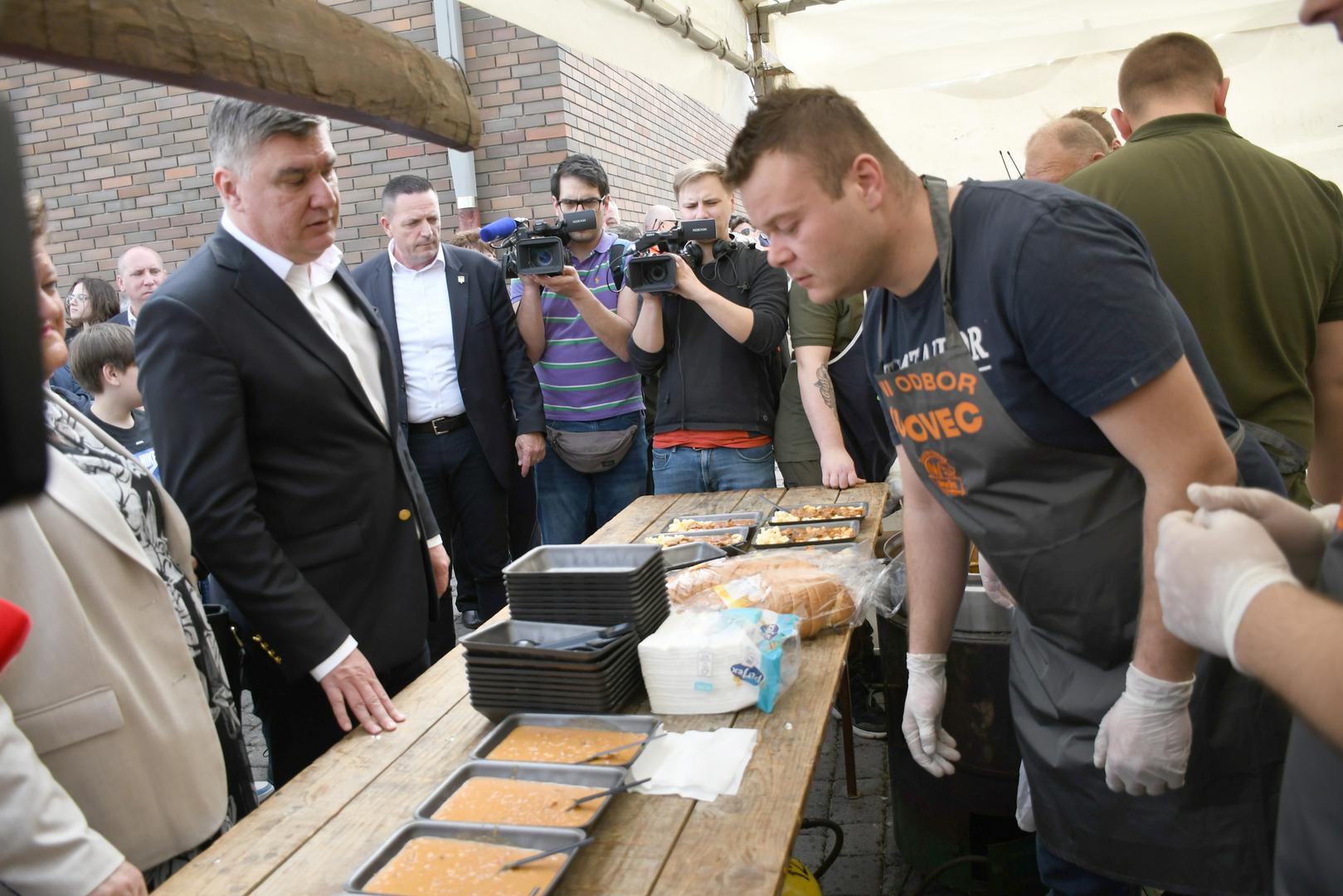 01.04.2024., Gradec  -  Predsjednik Republike Zoran Milanovic prisustvovao je paljenju Vuzmice u dvoristu Zupne crkve Ranjenog Isusa, te je obisao izlagace na manifestaciji 'Uskrsni obicaji gradeckoga kraja' Photo: Damir Spehar/PIXSELL