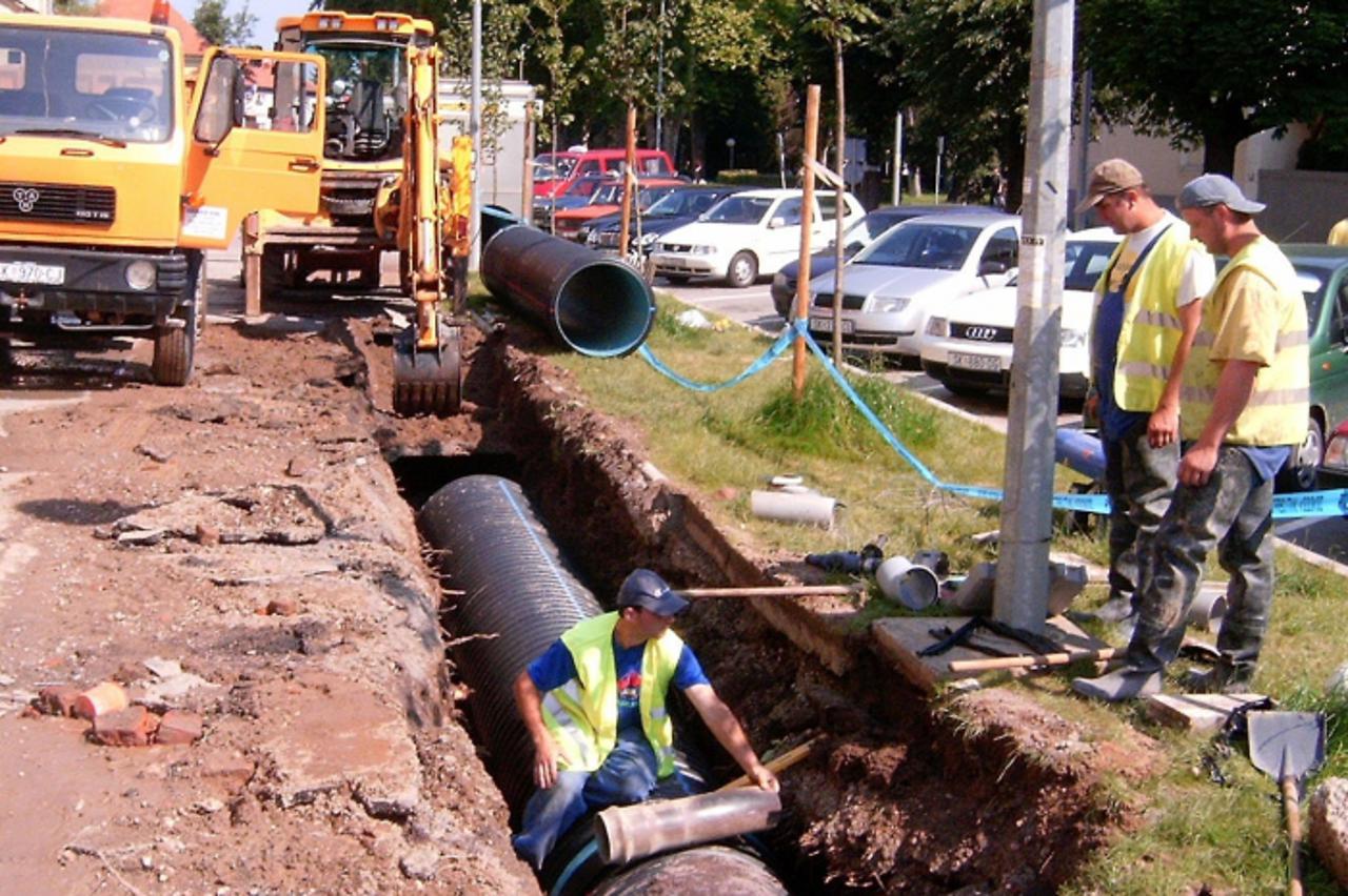 'sis...240311...glina.....uloica stjepana i antuna radica....komunalac je izmijenio cijevi vodovodne i kanalizacione mreze.... '