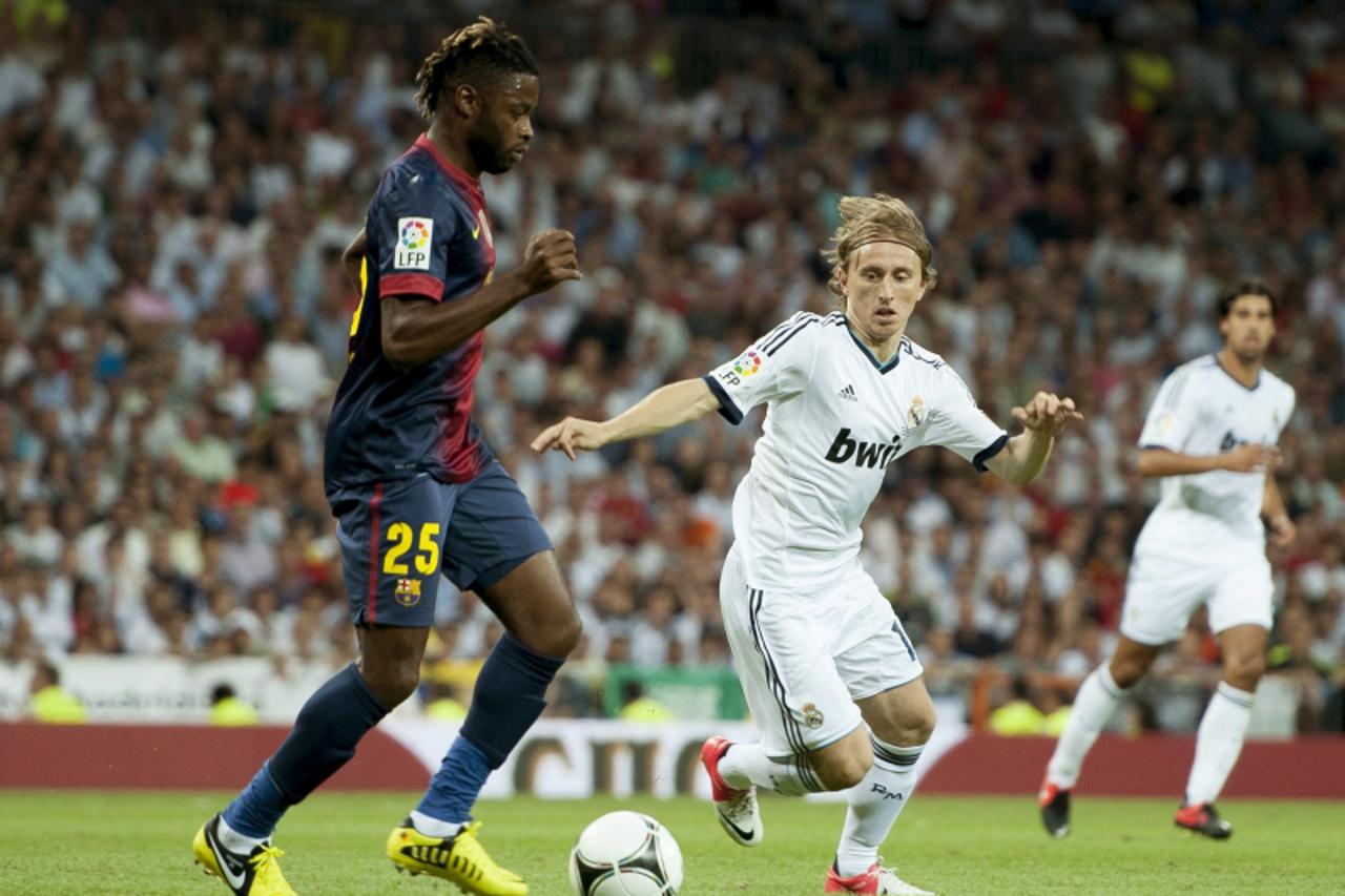 'Barcelona\'s midfielder Alenxandre Song (L) vies with Real Madrid\'s midfielder Luka Modric during the second leg of the Spanish Supercup football match on August 29, 2012 at the Santiago Bernabeu st