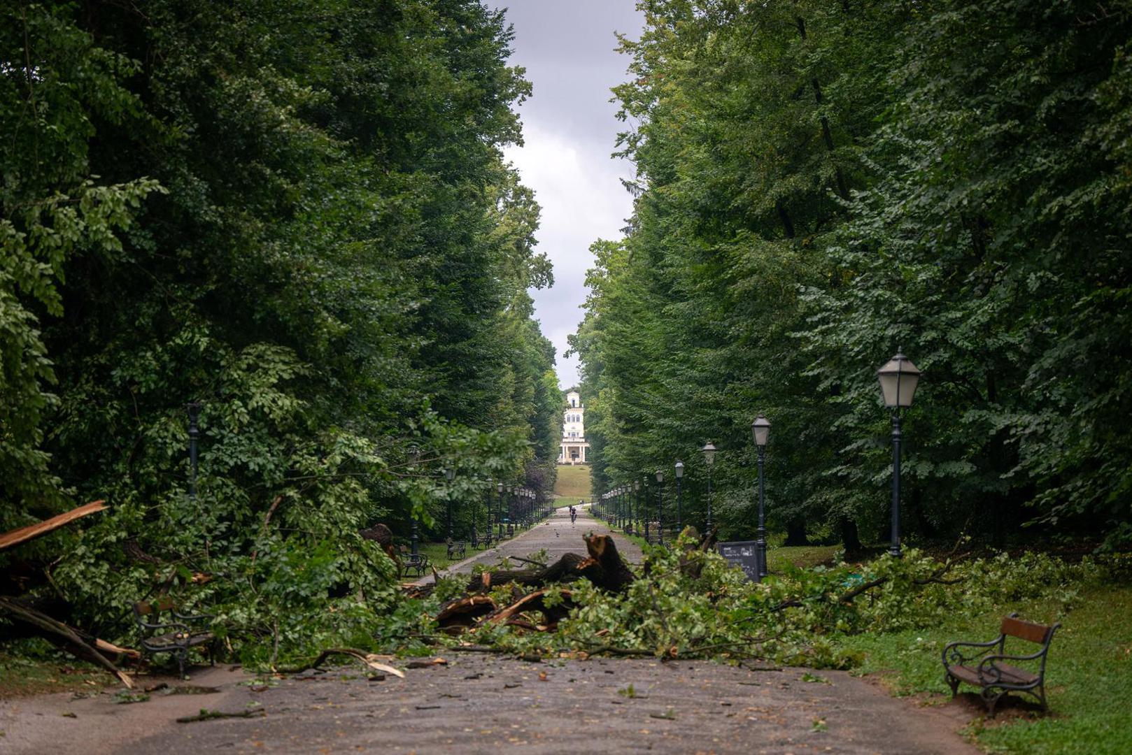 U Maksimiru je srušeno nekoliko stabala, a padale su i grane.