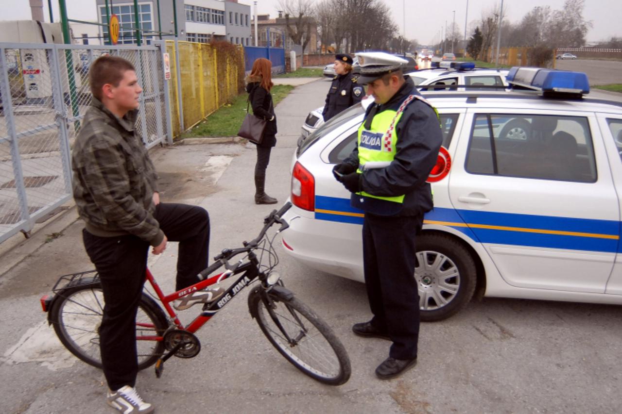 \'slavonija-18.01.10-slavonski brod -hrvatska -  rn:biciklisti--biciklisti su cesto i sami odgovorni za prometne nesrece, a uz uobicajene prekrsaje poput tehnicke nispravnosti ili ne koristenja svjeta