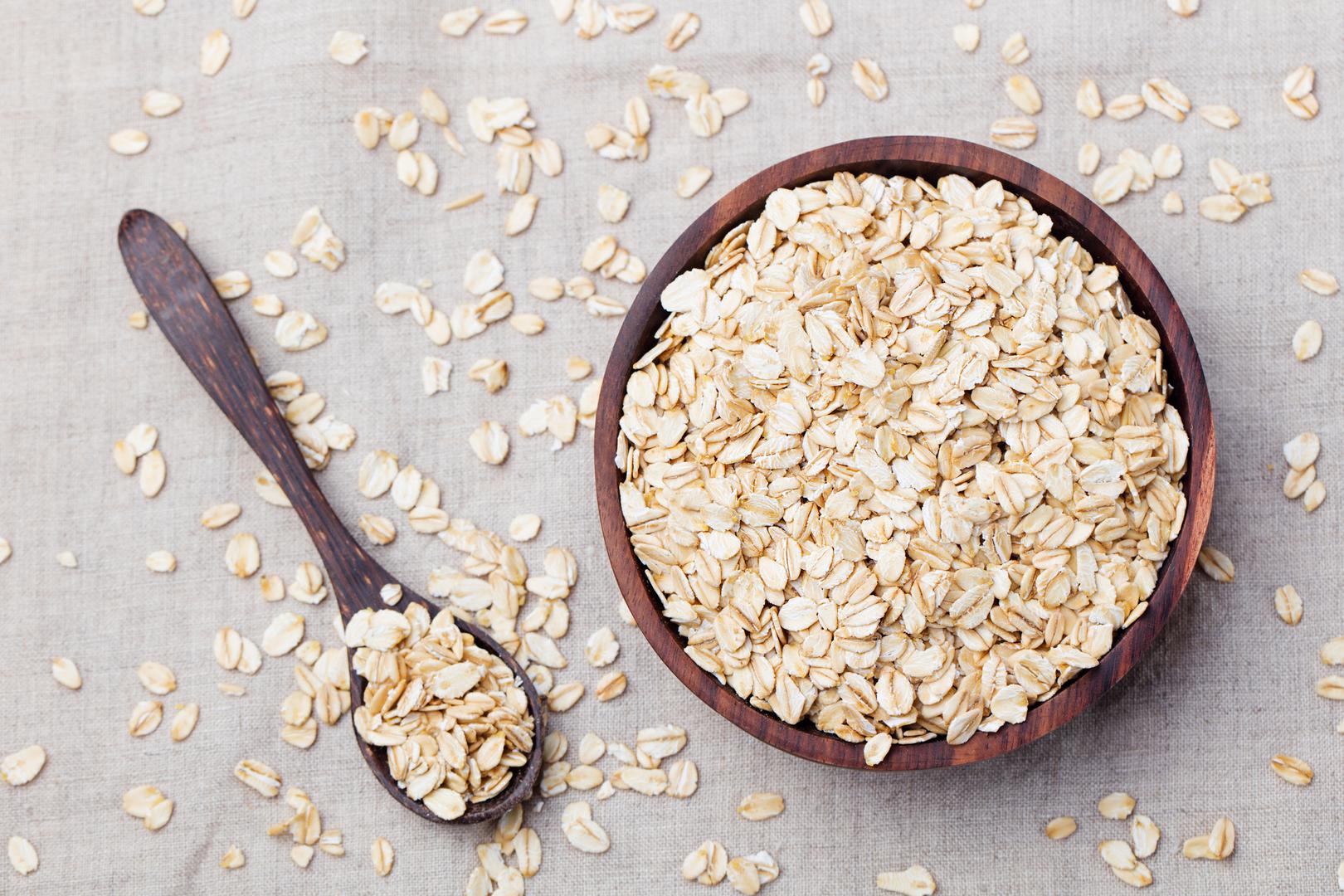 ZOB - Zobene pahuljice pune su zdravih ugljikohidrata. Naime, jedenjem zobene kaše za doručak, napunit ćete svoje tijelo potrebnim nutritijentima, a dugo ćete osjećati osjećaj sitosti. Samo izbjegavajte instant zobene pahuljice s dodanim zaslađivačima.