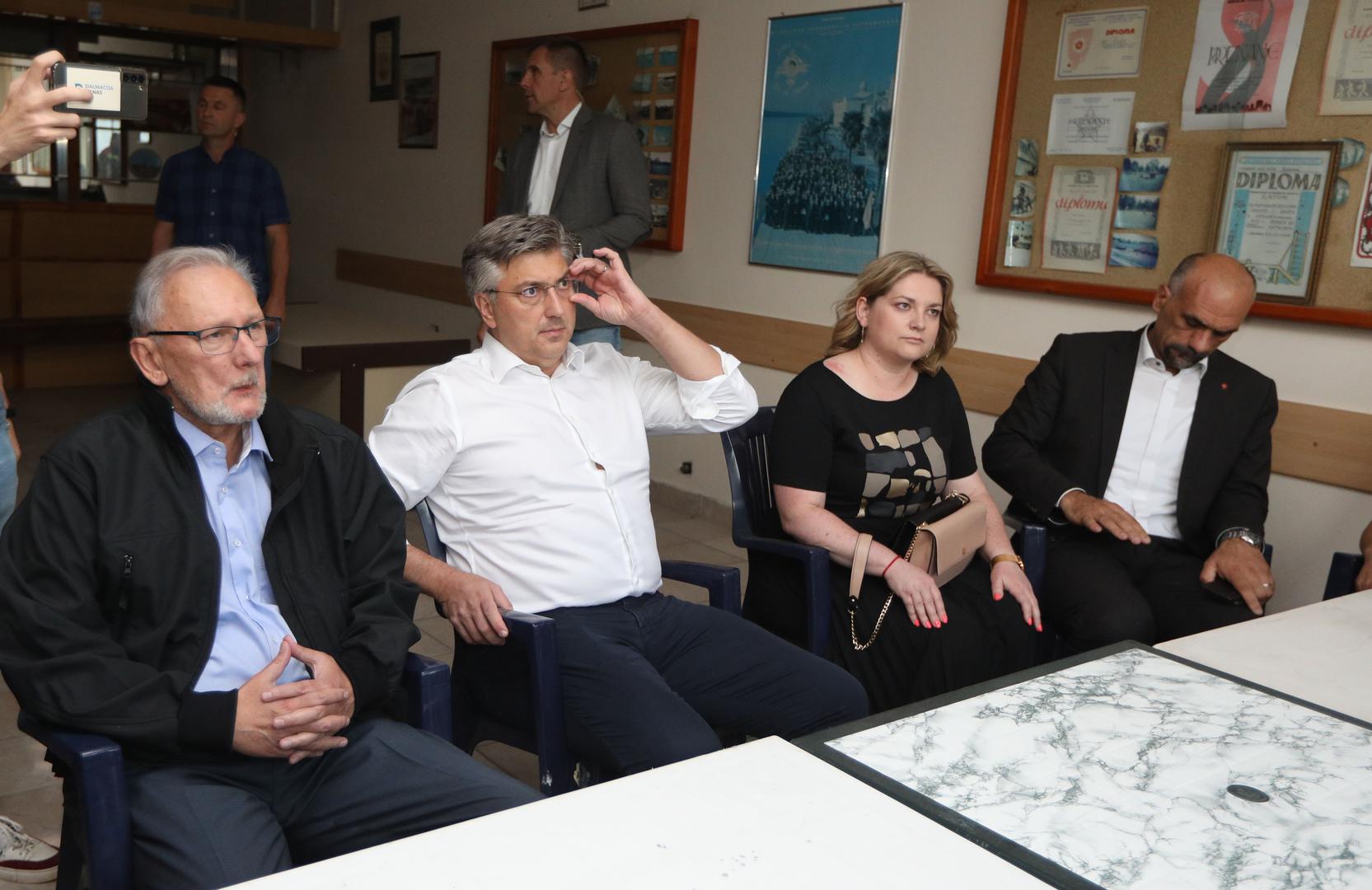 13.07.2022., Zaton - Premijer Andrej Plenkovic stigao je s ministrima u Zaton, gdje se sastao s vatrogascima i ostalim interventnim sluzbama. Nakon sastanka ispred Vatrogasnog doma u Zatonu dao je izjavu novinarima. Andrej Plenkovic, Davor Bozinovic, Marko jelic. Photo: Dusko Jaramaz/PIXSELL