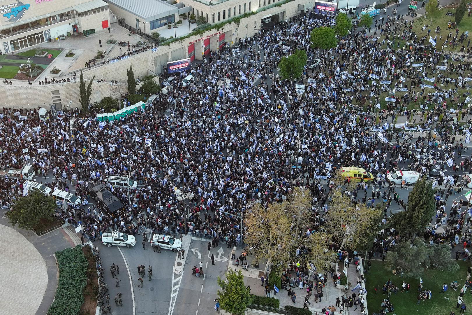 Israelis protest during a demonstration after Israeli Prime Minister Benjamin Netanyahu dismissed the Defence Minister Yoav Gallant, and his nationalist coalition government presses on with its judicial overhaul, in Jerusalem, March 27, 2023. REUTERS/Ilan Rosenberg Photo: ILAN ROSENBERG/REUTERS