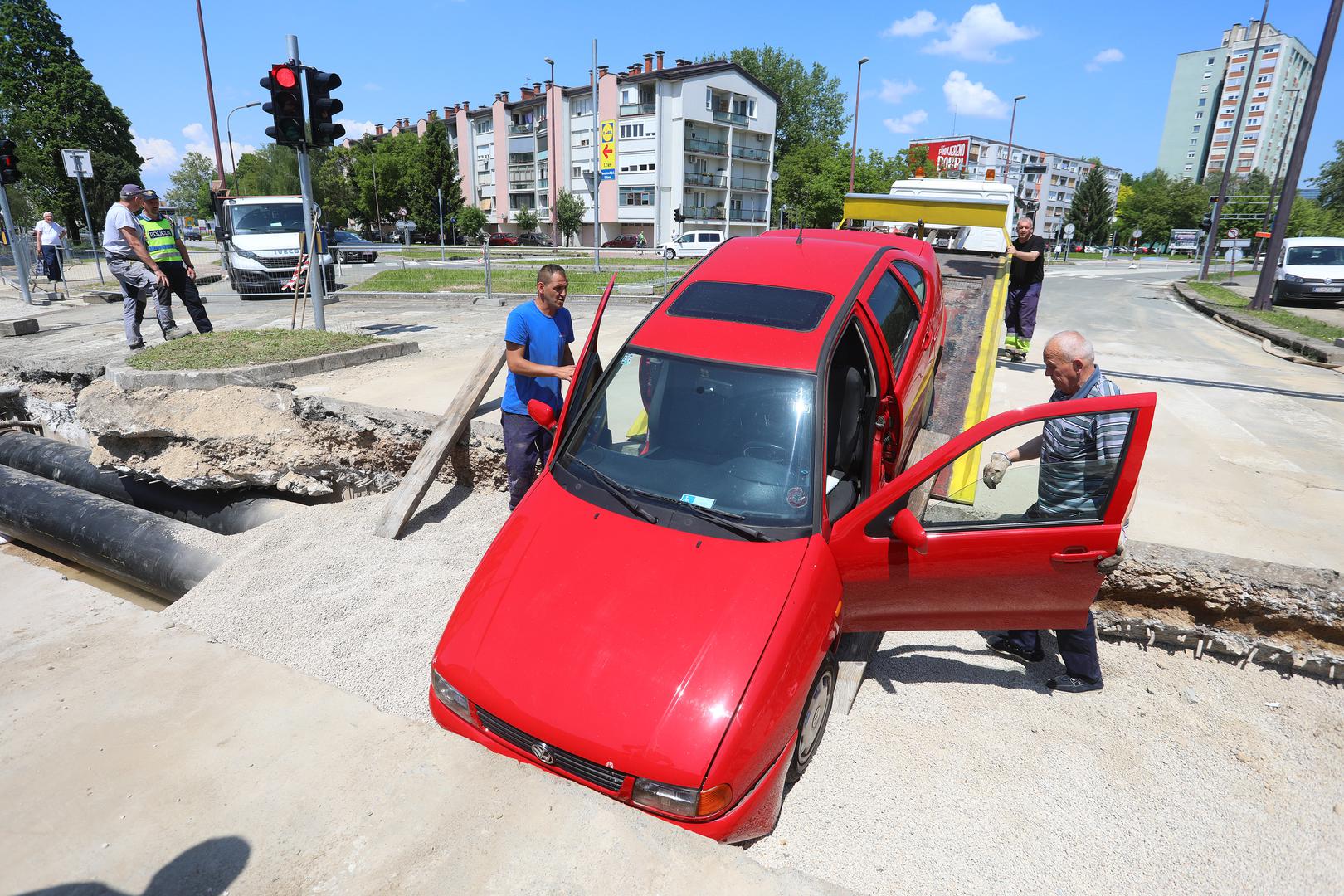 23.05.2023., Karlovac - Na uglu Senjske i Smiciklasove ulice  danas oko 13 sati stariji vozac ne postujuci zabranu prolaska usao je na gradiliste i osobnim automobilom uletio u prokopani jarak. 
 Photo: Kristina Stedul Fabac/PIXSELL