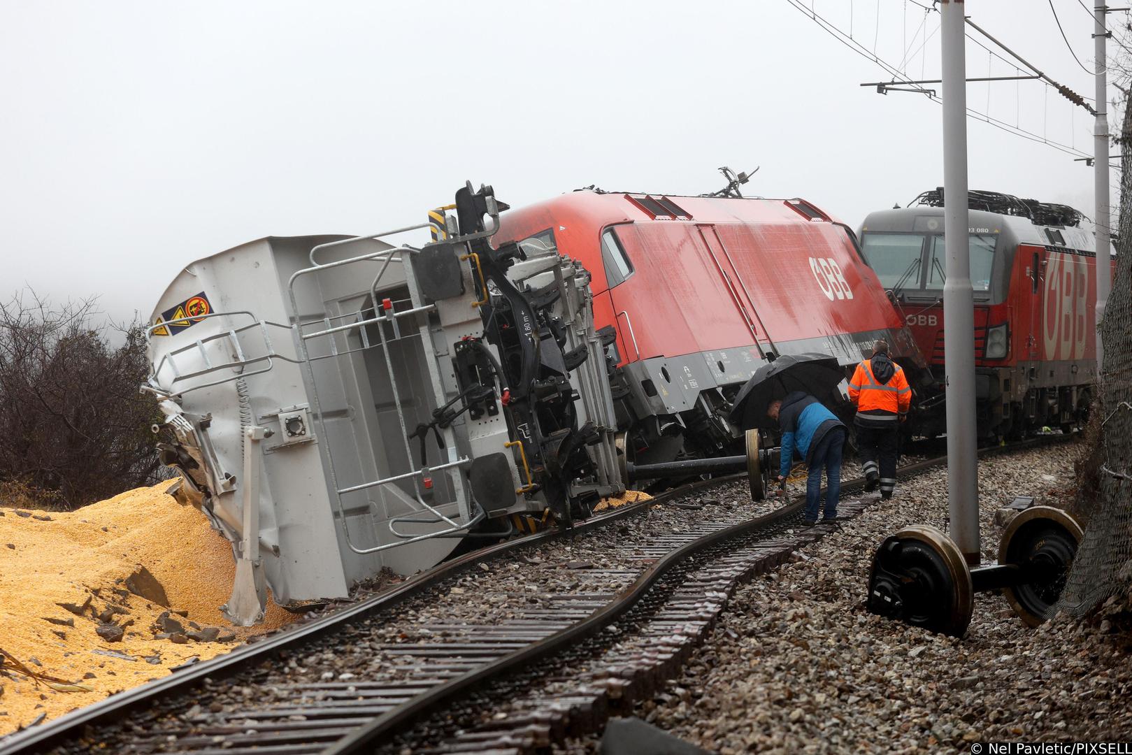 12.12.2023.., Rijeka -  Izmedju kolodvora Meja i Skrljevo jucer je  je do sudara teretnog vlaka prijevoznika Rail Cargo Carrier - Croati i pruznog vozila TMD HZ Infrastrukture.Danas je pocelo je izvlacenje vlaka Photo: Nel Pavletic/PIXSELL