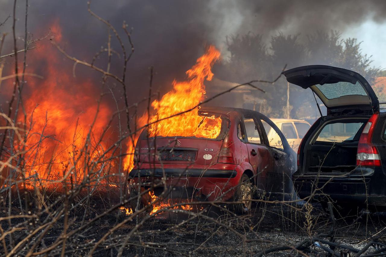 Veliki požar nedaleko Zemunika zahvatio i parkirane automobile