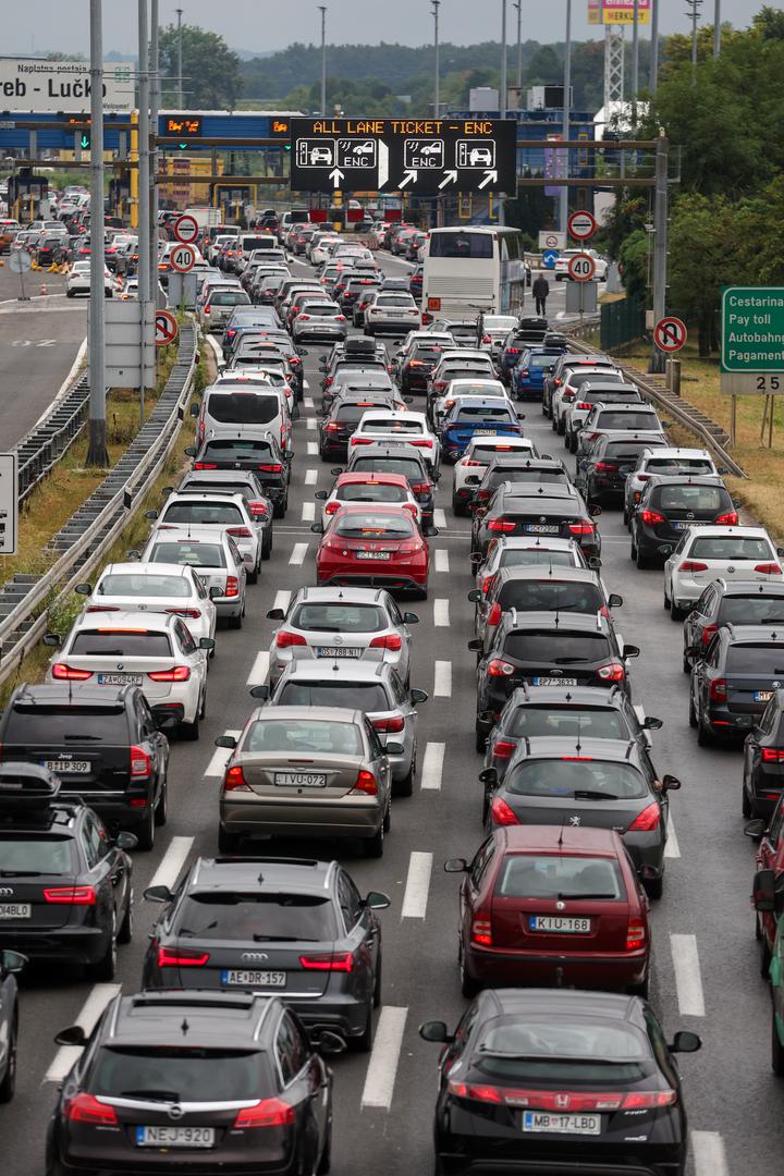 Na izlasku s autoceste u Lučkom kolona je oko 1 km, na naplatnoj postaji Demerje nema dužih čekanja.