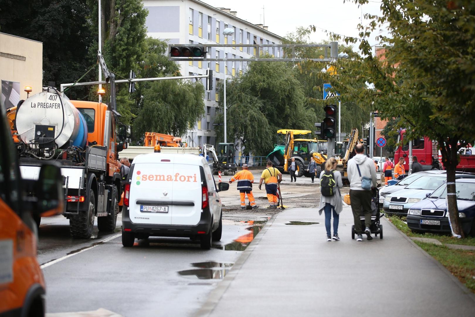 30.09.2021., Zagreb - Radovi na puknucu cijevi na Selskoj ulici nisu prouzrocili velike guzve tijekom jutra.
Photo: Matija Habljak/PIXSELL