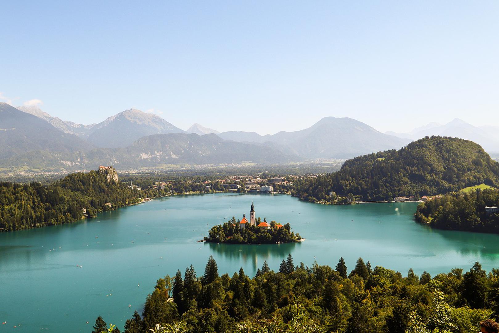 11. Bled, Slovenija: Bledsko jezero u Sloveniji jedno je od najljepših mjesta u Europi. Ovo šarmantno mjesto nalazi se nedaleko od Ljubljane i idealno je za jednodnevni izlet ili dulji posjet. Tijekom jesenskih mjeseci svakako pješačite po okolnim planinama radi epskih pogleda, a opustite se i uz obalu i upijajte krajolik.