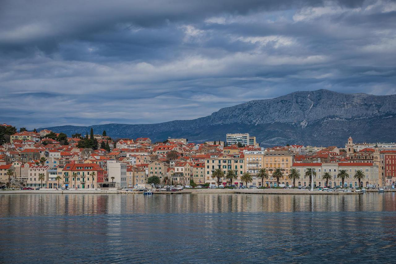 Panorama Splita promatrana s trajekta Bartol na liniji Split-Vela Luka