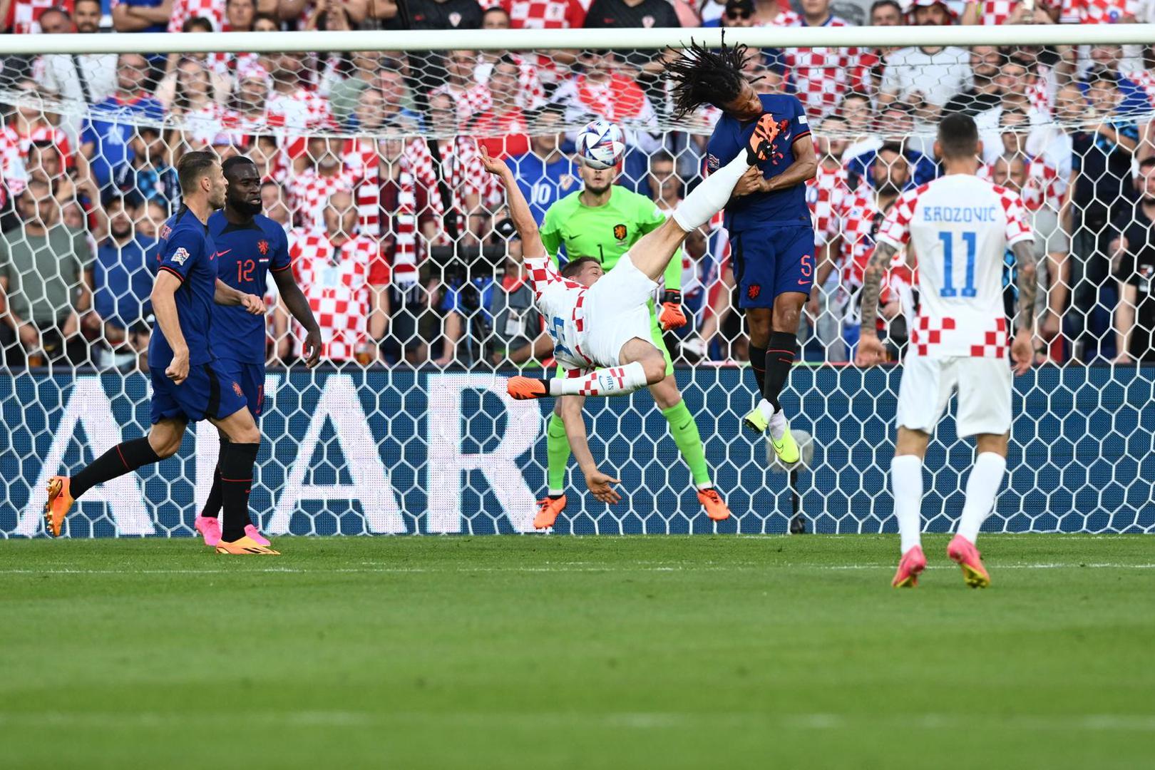 14.06.2023., stadion Feyenoord "De Kuip", Rotterdam, Nizozemska - UEFA Liga Nacija, polufinale, Nizozemska - Hrvatska. Mario Pasalic, Nathan Ake Photo: Marko Lukunic/PIXSELL