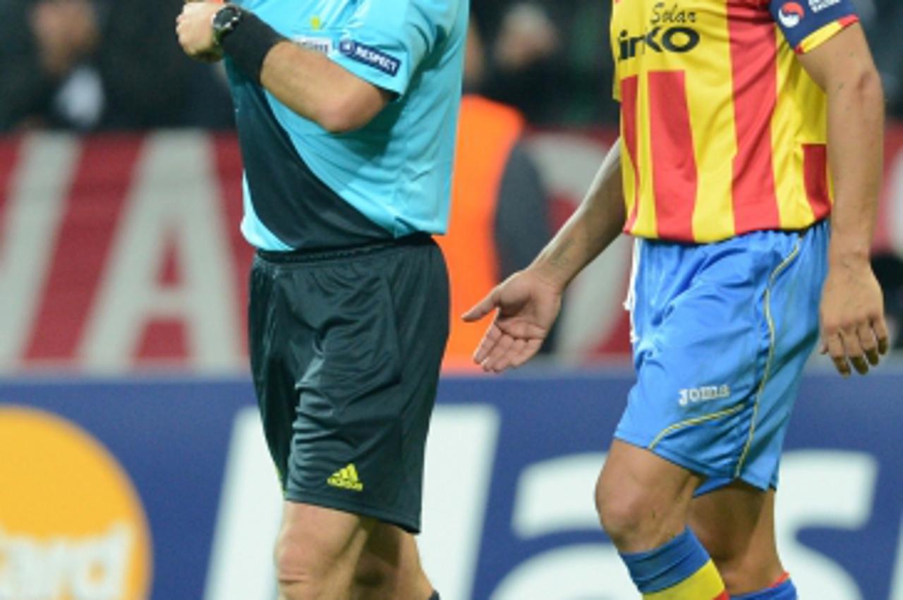 'Valencia\'s Portuguese defender Ricardo Costa (R) leaves the field after he got the red card from Turkish referee Firat Aydinus during the UEFA Champions League group F football match FC Bayern Munic