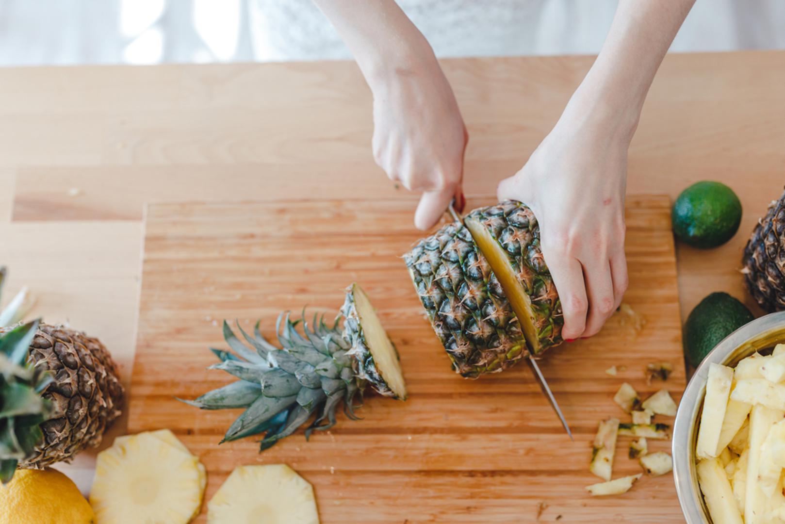 Ananas: Zahvaljujući enzimu bromelain, ananas je izvrstan saveznik u borbi protiv nadutosti. Preporučuje se konzumacija svježeg ananasa ili prirodnog soka od ananasa, bez dodanog šećera, a možete ga koristiti i kao sastojak u voćnim salatama.