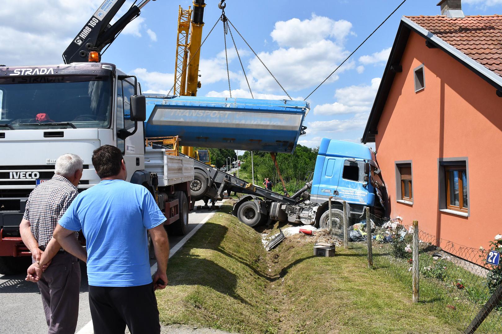 24.06.2020., Omanovac - U selu Omanovac pokraj Pakraca kamion natovaren vapnom zabio se u obiteljsku kucu. Vozac kamiona je zadobio teze ozljede i prevezen je u Opcu zupanijsku bolnicu Pakrac. U trenutku nesrece u kuci je bilo dvoje ukucana, sin i majka. Photo: Ivica Galovic/PIXSELL