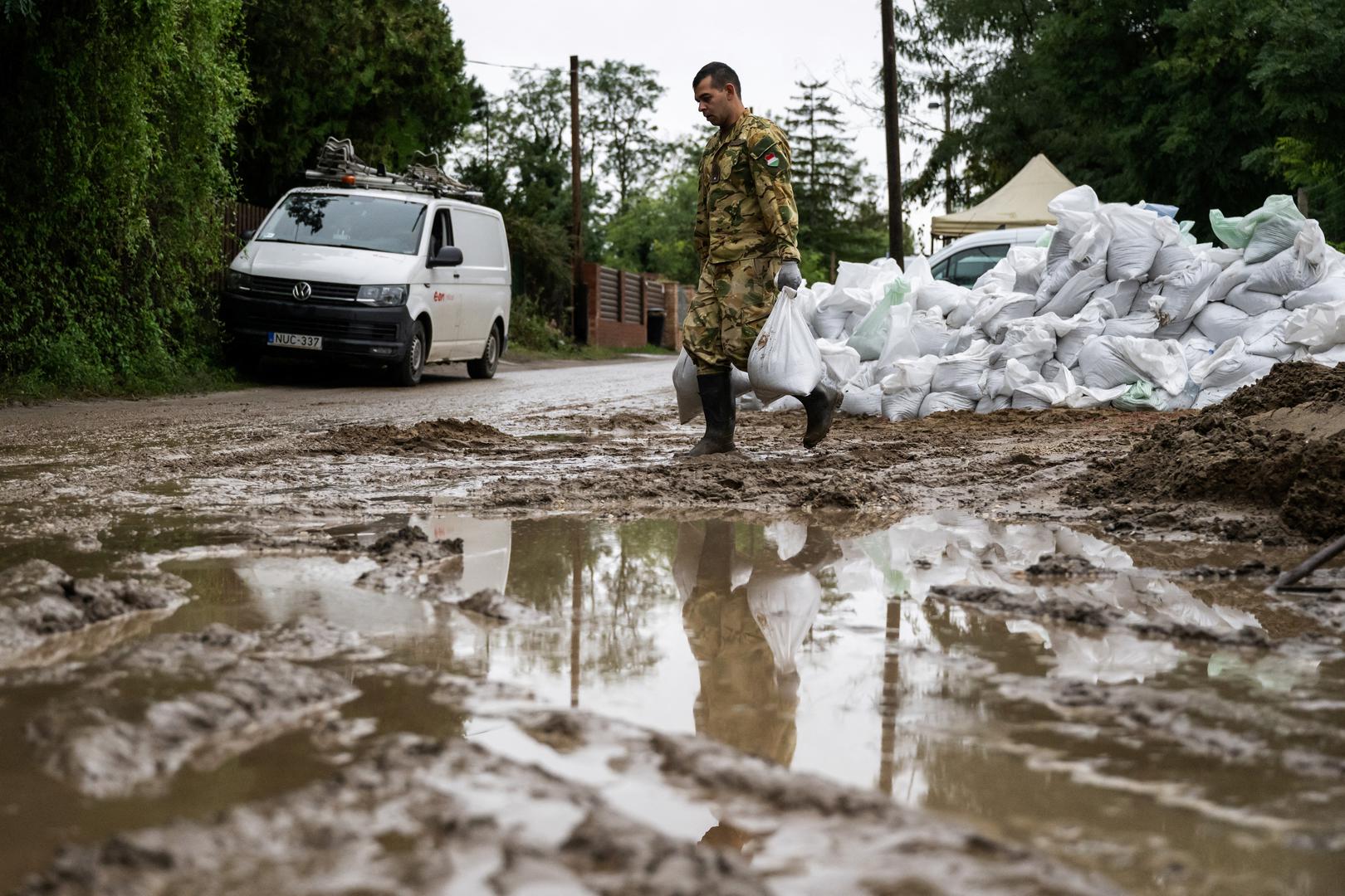 A soldier carries sandbags to strengthen the dam along the river Danube in Pilismarot, Hungary, September 16, 2024. REUTERS/Marton Monus Photo: MARTON MONUS/REUTERS