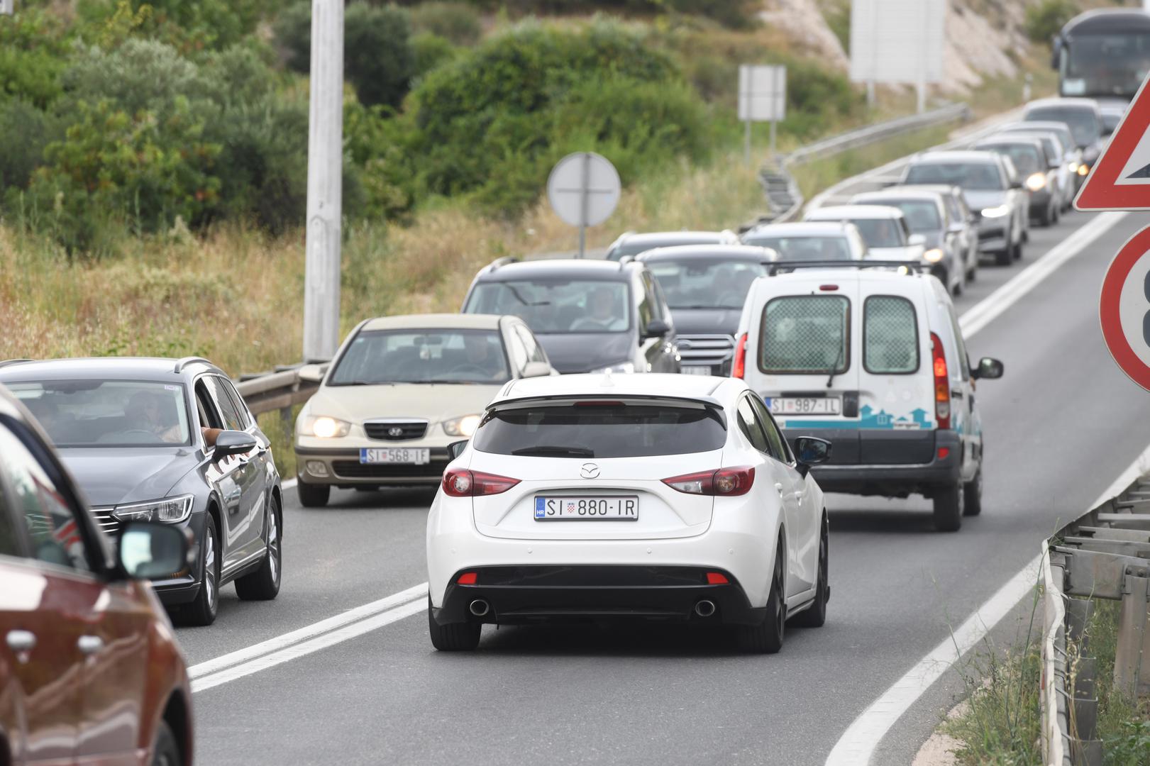 13.07.2023., Sibenik - Velike prometne guzve zbog pozara na sibenskoj obilaznici. Photo: Hrvoje Jelavic/PIXSELL