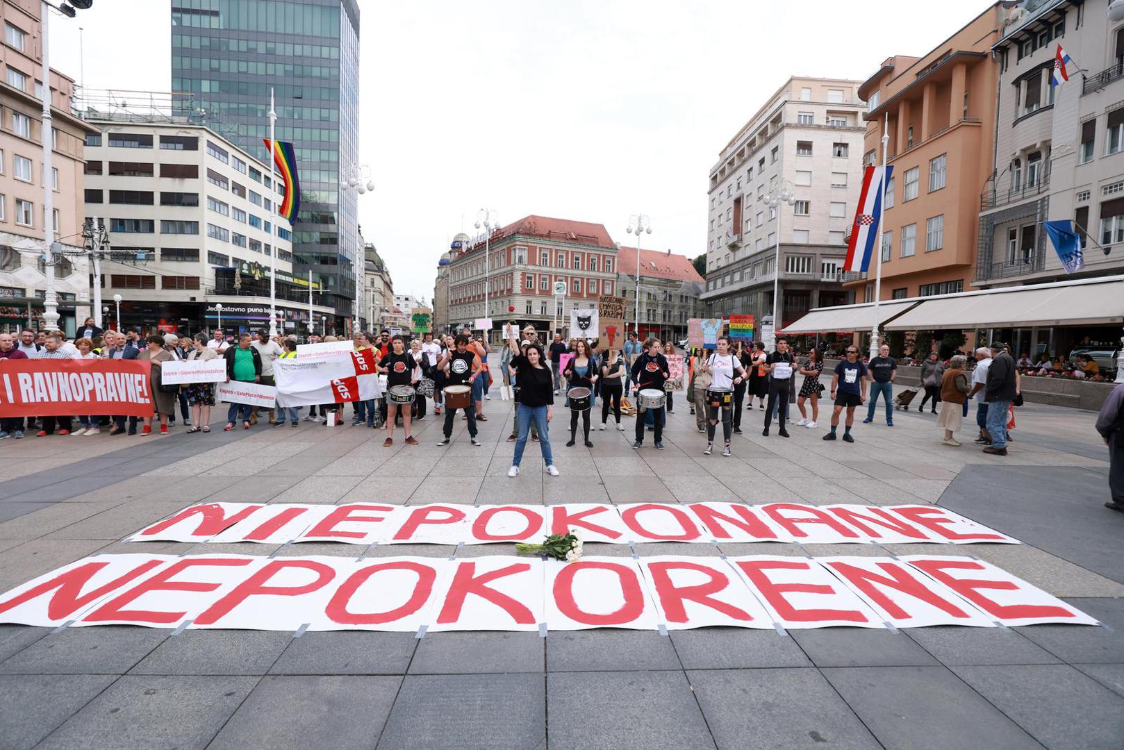 03.06.2023., Zagreb - Na Trgu bana jelacica okupilo se par desetaka prosvjednika protiv molitelja koji svake prve subote u mjesecu mole musku krunicu. 

Udruga Domino zajedno s umjetnicom Arijanom Lekic Fridrih ponovno, sedmi put za redom, prve subote u mjesecu organizira participativni umjetnicki performans Tiha misa. Photo: Sanjin Strukic/PIXSELL