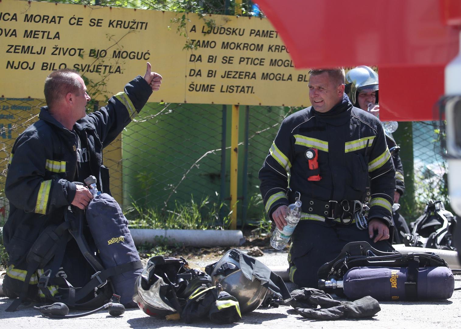 04.05.2021., Zagreb - Pozar u reciklaznom dvoristu na adresi Sarajevska cesta je lokaliziran, a u tijeku je raskapanje i dogasivanje. vatra je zahvatila cetiri kontejnera s plastikom i papirom, a na teren je izisla Javna vatrogasna postrojba s 21 vatrogascem i sest vatrogasnih vozila, uz Dobrovoljna vatrogasna drustva Botinec, Hrasce i Sveta Klara. Uzrok pozara bit ce poznat nakon policijskog ocevida.
Photo: Matija Habljak/PIXSELL