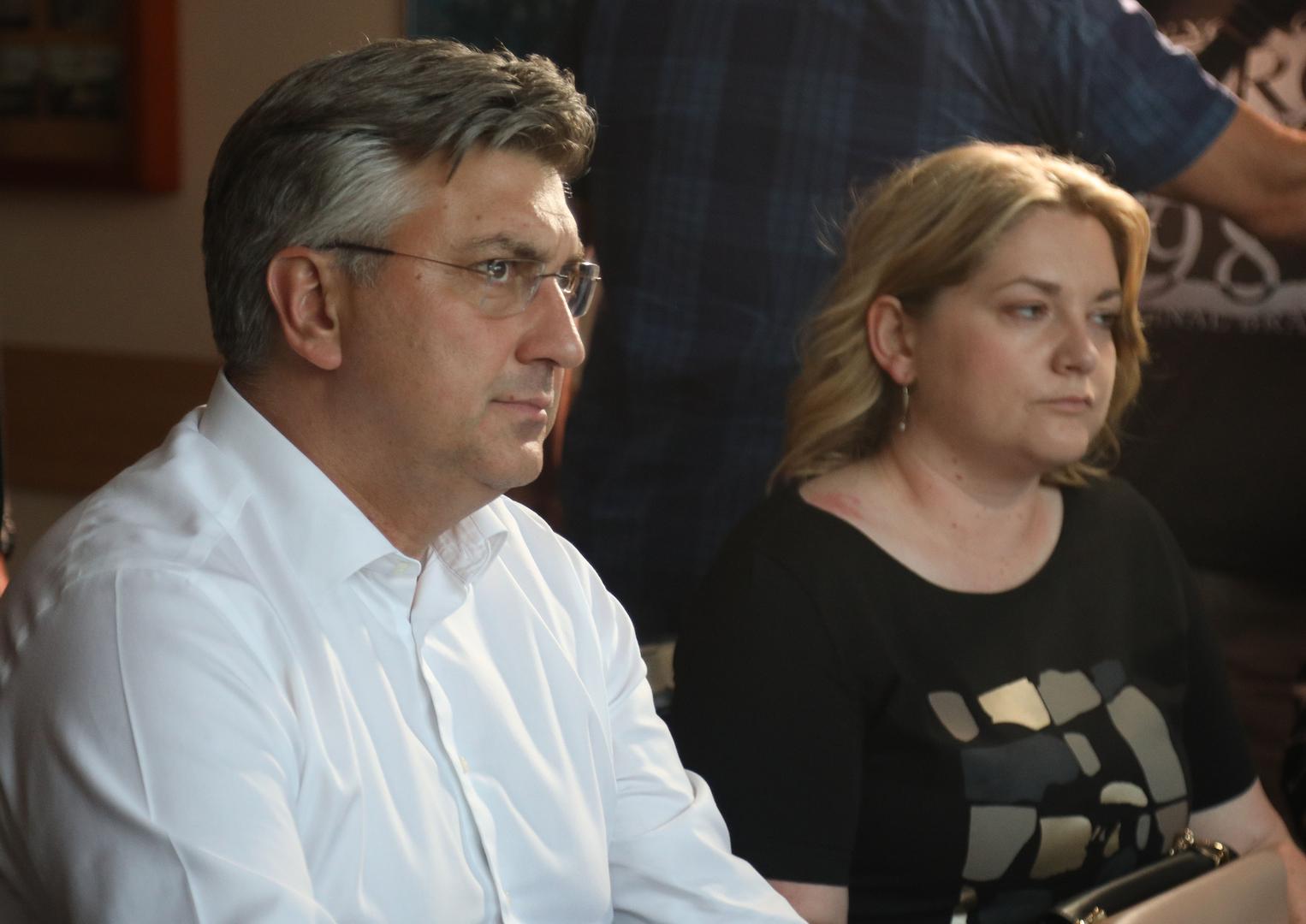 13.07.2022., Zaton - Premijer Andrej Plenkovic stigao je s ministrima u Zaton, gdje se sastao s vatrogascima i ostalim interventnim sluzbama. Nakon sastanka ispred Vatrogasnog doma u Zatonu dao je izjavu novinarima. Photo: Dusko Jaramaz/PIXSELL