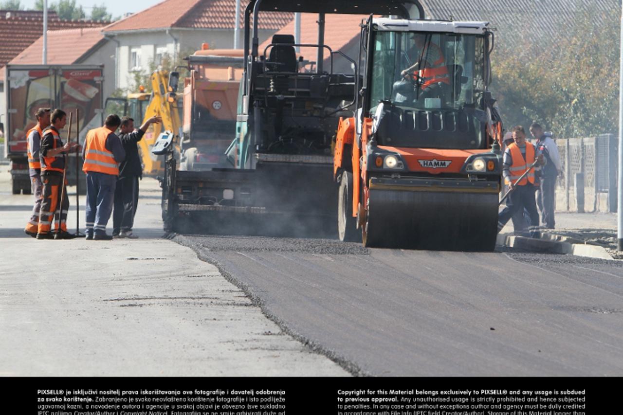 '18.10.2013., Koprivnica - Radnici Poduzeca za ceste Varazdin ce danas i sutra asfaltirati veci dio Starogradske ulice koja je vec nekoliko mjeseci zatvorena za sav promet zbog potpune obnove podzemne