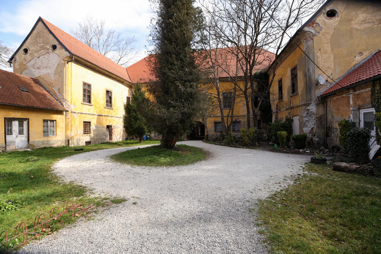 Dvorac je tijekom više stoljeća promijenio nekoliko vlasnika. Unutrašnjost dvorca odlikuje više vrsta svodova: bačvasti u prizemlju, češki u hodniku i veži i koritasti u sobama na prvom katu.